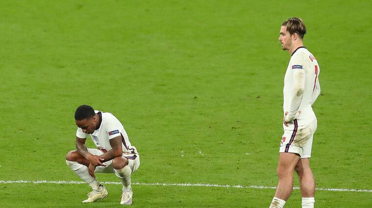 LONDON, ENGLAND - JULY 11: A dejected Raheem Sterling and Jack Grealish of England after losing the penalty shoot out during the UEFA Euro 2020 Championship Final between Italy and England at Wembley Stadium on July 11, 2021 in London, United Kingdom. (Photo by Robbie Jay Barratt - AMA/Getty Images)