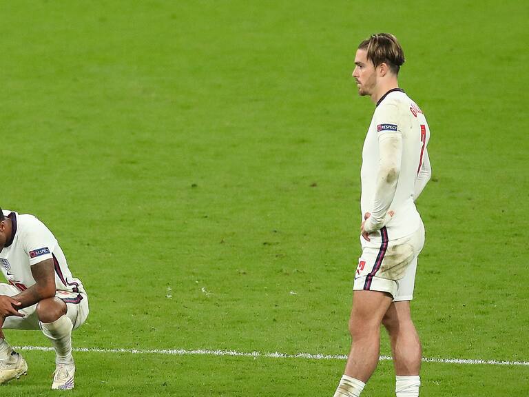 LONDON, ENGLAND - JULY 11: A dejected Raheem Sterling and Jack Grealish of England after losing the penalty shoot out during the UEFA Euro 2020 Championship Final between Italy and England at Wembley Stadium on July 11, 2021 in London, United Kingdom. (Photo by Robbie Jay Barratt - AMA/Getty Images)