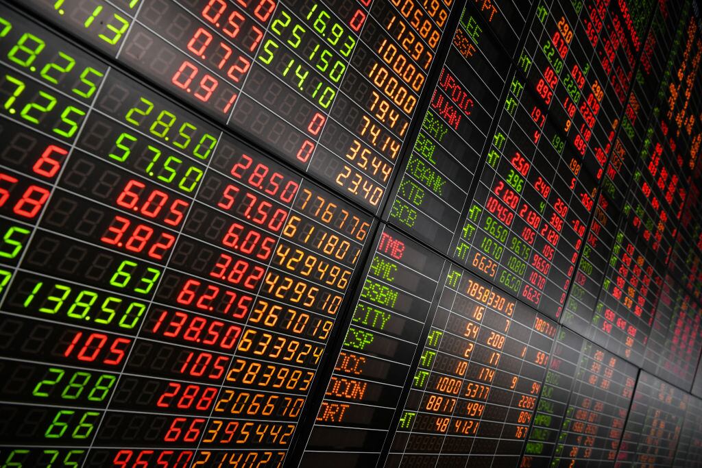 Las acciones del mercado financiero en la pizarra de la Bolsa de Bangkok