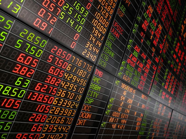 Las acciones del mercado financiero en la pizarra de la Bolsa de Bangkok