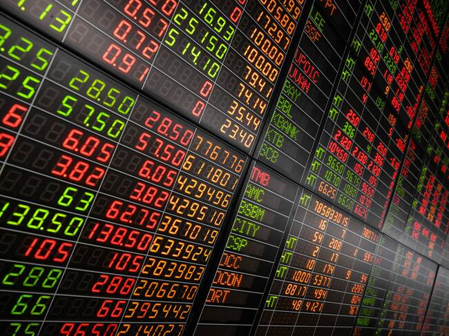 Las acciones del mercado financiero en la pizarra de la Bolsa de Bangkok