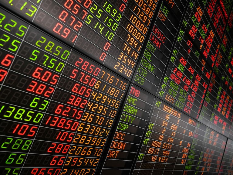 Las acciones del mercado financiero en la pizarra de la Bolsa de Bangkok