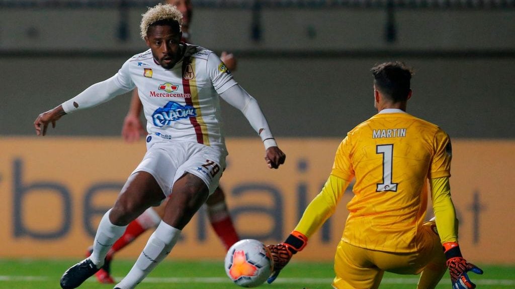 Colombia's Deportes Tolima Omar Albornoz (L) tries to score past Chile's Union La Calera Argentine goalkeeper Alexis Arias, during their closed-door Copa Sudamericana second round football match at the Nicolas Chahuan Municipal Stadium in La Calera, Chile, on October 27, 2020, amid the COVID-19 novel coronavirus pandemic. (Photo by Javier TORRES / AFP) (Photo by JAVIER TORRES/AFP via Getty Images)