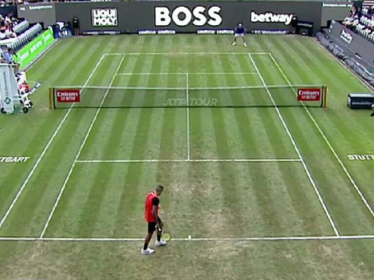 La hizo de nuevo: Kyrgios volvió tras dos meses de ausencia y se llevó el partido con un punto insólito