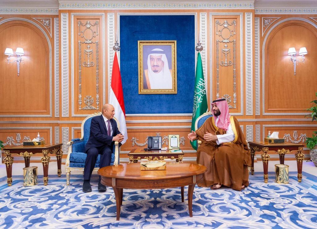 El príncipe saudí Mohammed bin Salman y el representante yemení Rashad Al-Uleymi