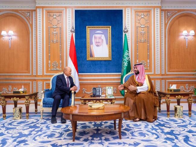 El príncipe saudí Mohammed bin Salman y el representante yemení Rashad Al-Uleymi