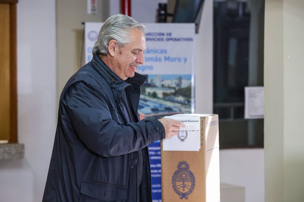 El expresidente trasandino Alberto Fernández emite su voto en la última elección general de Argentina.