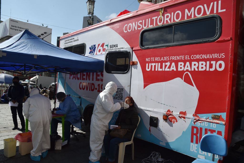 Un consultorio móvil contra el covid-19 se desplaza en la capital de Bolivia