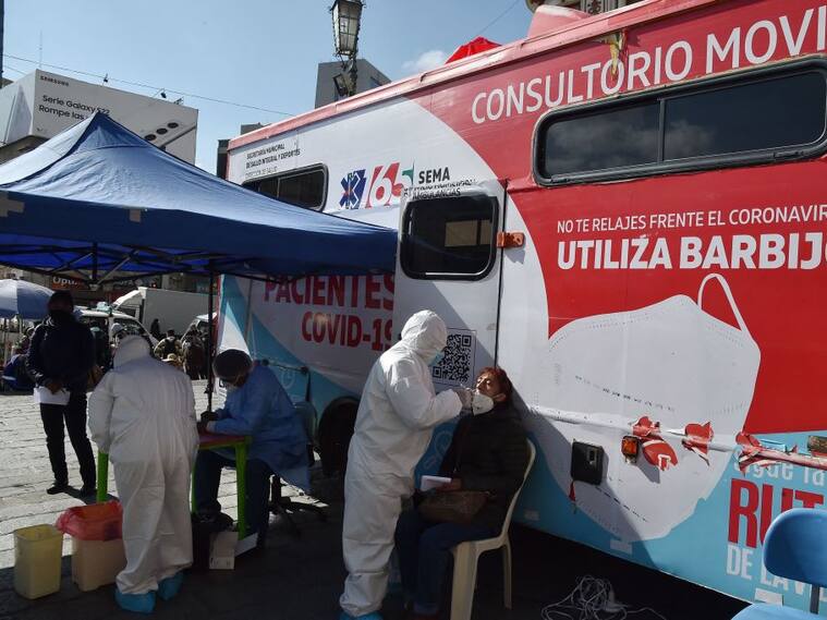 Un consultorio móvil contra el covid-19 se desplaza en la capital de Bolivia