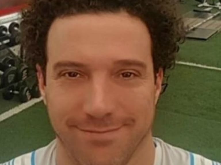 Julián Elfenbein vuelve a la televisión estrenando nuevo look