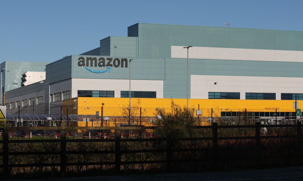 El logo de Amazon en una de las sedes de la empresa en Inglaterra