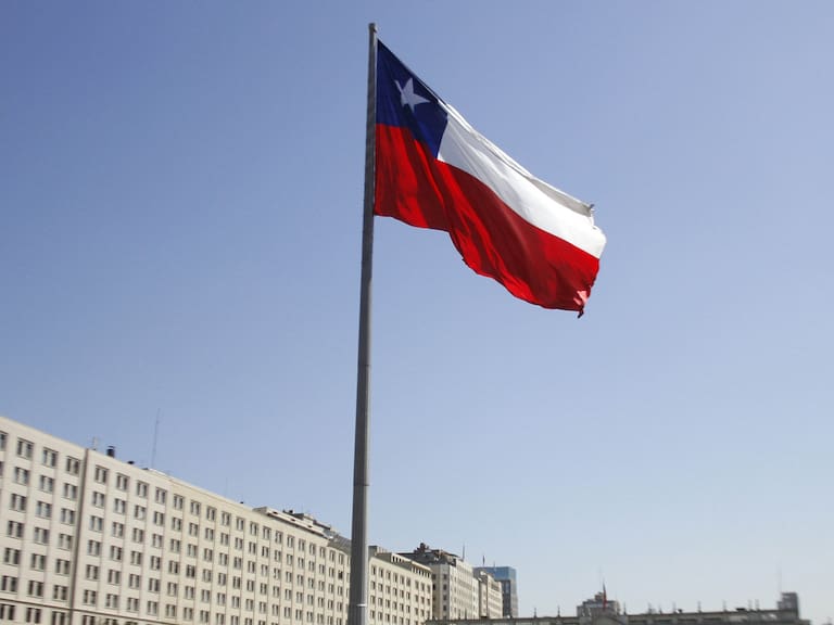 Bloomberg: «Chile parece una buena casa en un mal barrio»