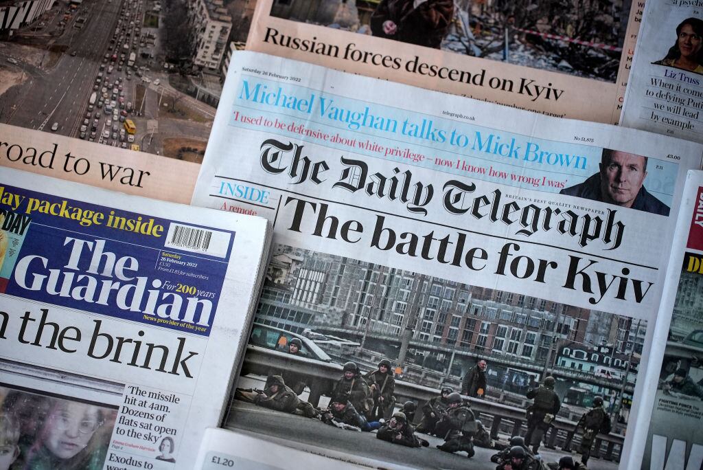 Los medios de comunicación escritos en papel en el Reino Unido, dando cuenta de la guerra en Ucrania.