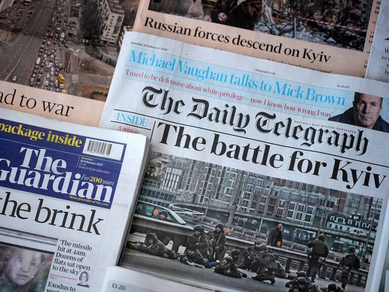 Los medios de comunicación escritos en papel en el Reino Unido, dando cuenta de la guerra en Ucrania.