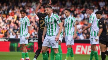 Valencia disputó su primer partido oficial tras la Dana que destruyó la ciudad y goleó al Betis de Manuel Pellegrini