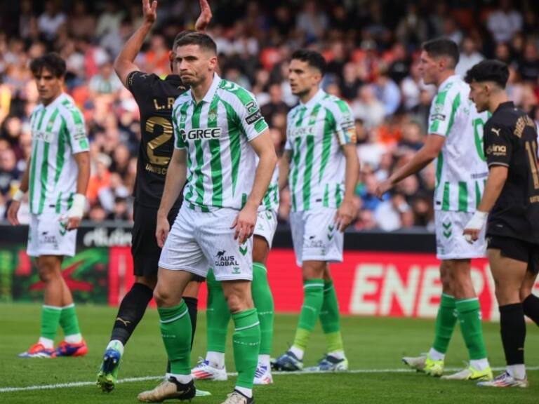 Valencia disputó su primer partido oficial tras la Dana que destruyó la ciudad y goleó al Betis de Manuel Pellegrini