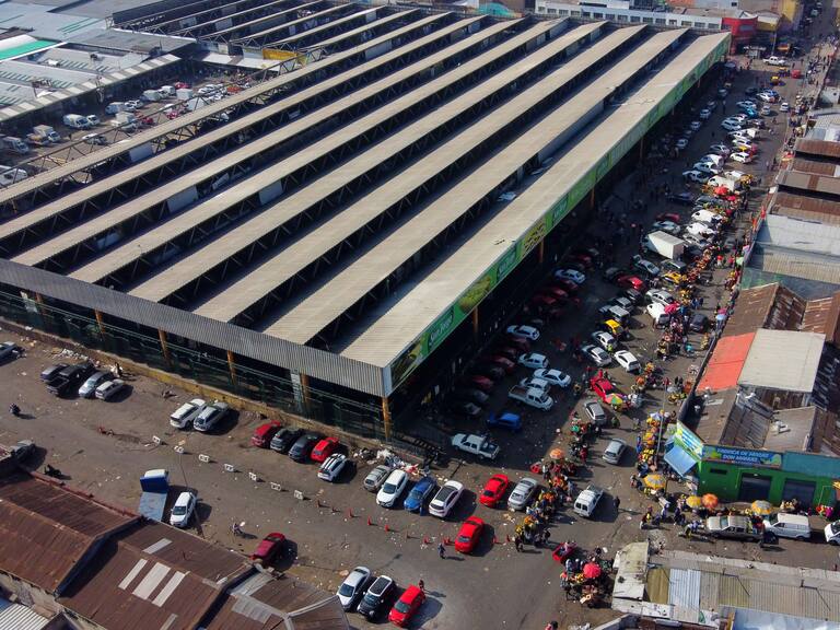 19 de Julio de 2020/SANTIAGO
Imágenes Aéreas del lugar, durante personas realizan compras en la Vega Central en la comuna de Recoleta, en medio de la pandemia de COVID-19.
FOTO: JOSE FRANCISCO ZUÑIGA/AGENCIAUNO