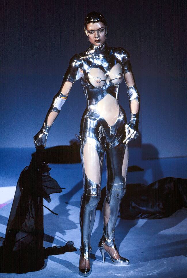 PARIS, FRANCE - MARCH 06: A model walks the runway during the Thierry Mugler Ready to Wear Fall/Winter 1995-1996 fashion show as part of the Paris Fashion Week on March 6, 1995 in Paris, France. (Photo by Victor VIRGILE/Gamma-Rapho via Getty Images)