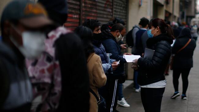 06 de Agosto de 2020/SANTIAGO Personas esperan en la fila para poder ingresar a la AFP modelo, después de varios día que comenzo a funcionar el retiro del 10% en las distintas paginas de internet de las AFP.
FOTO:Cristobal Escobar/Agencia UNO