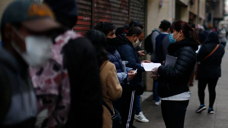 06 de Agosto de 2020/SANTIAGO Personas esperan en la fila para poder ingresar a la AFP modelo, después de varios día que comenzo a funcionar el retiro del 10% en las distintas paginas de internet de las AFP.
FOTO:Cristobal Escobar/Agencia UNO