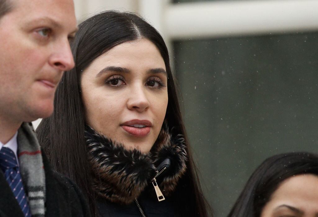 Emma Coronel Aispuro saliendo de una corte en el juicio al Chapo Guzmán