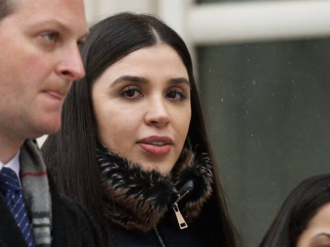 Emma Coronel Aispuro saliendo de una corte en el juicio al Chapo Guzmán