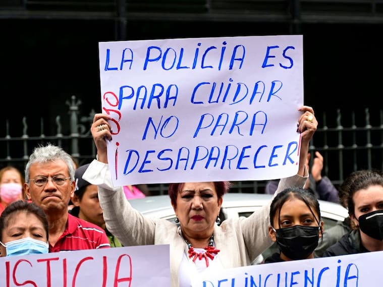 Mujeres piden justicia en el femicidio de María Belén Bernal en Ecuador