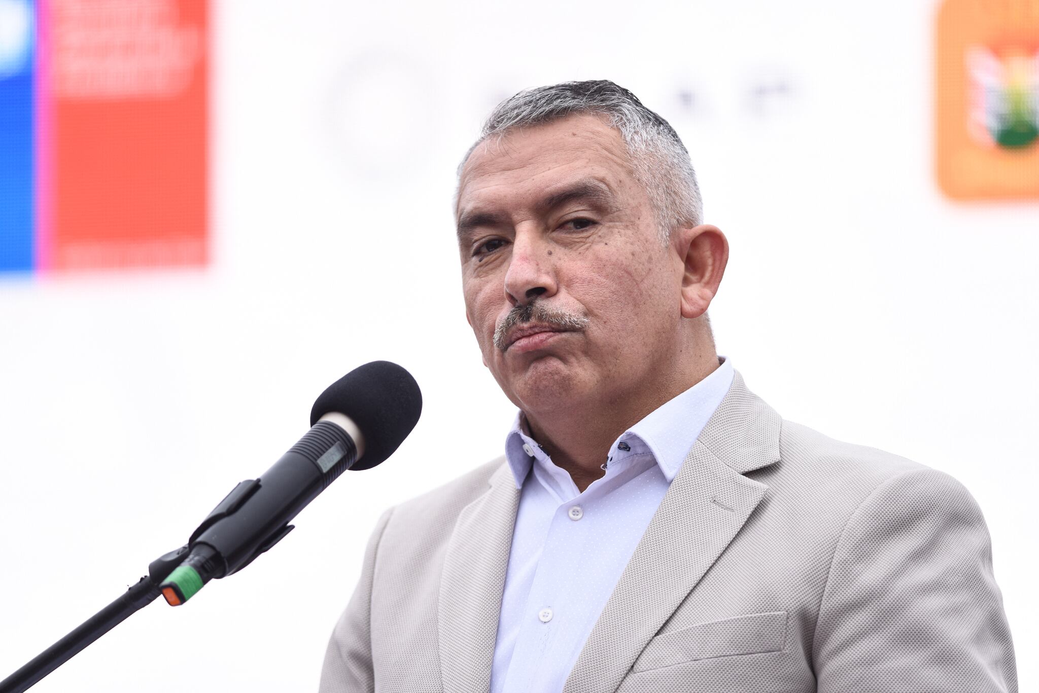 Al estilo Broadway: alcalde de Chiguayante cierra su última cuenta pública cantando reconocido musical