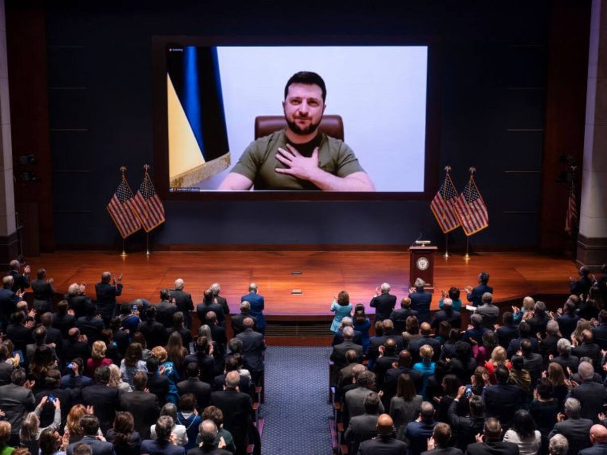 Zelenski reitera urgencia de «cerrar el cielo de Ucrania» y se dirige a Biden: «Ser el líder del mundo significa ser el líder de la paz»