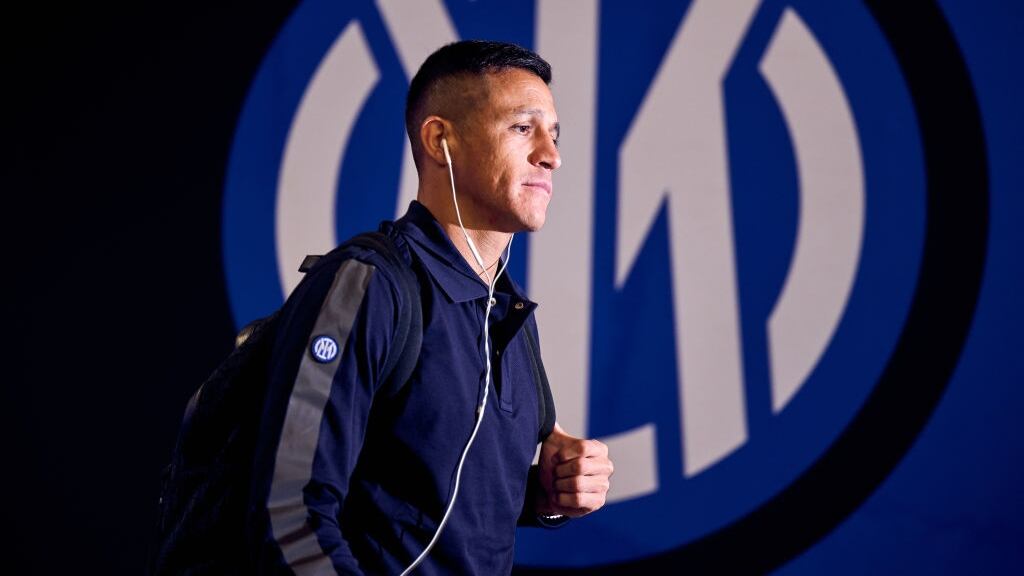 Alexis Sánchez vio en la banca la goleada del Inter en el Derby della Madonnina