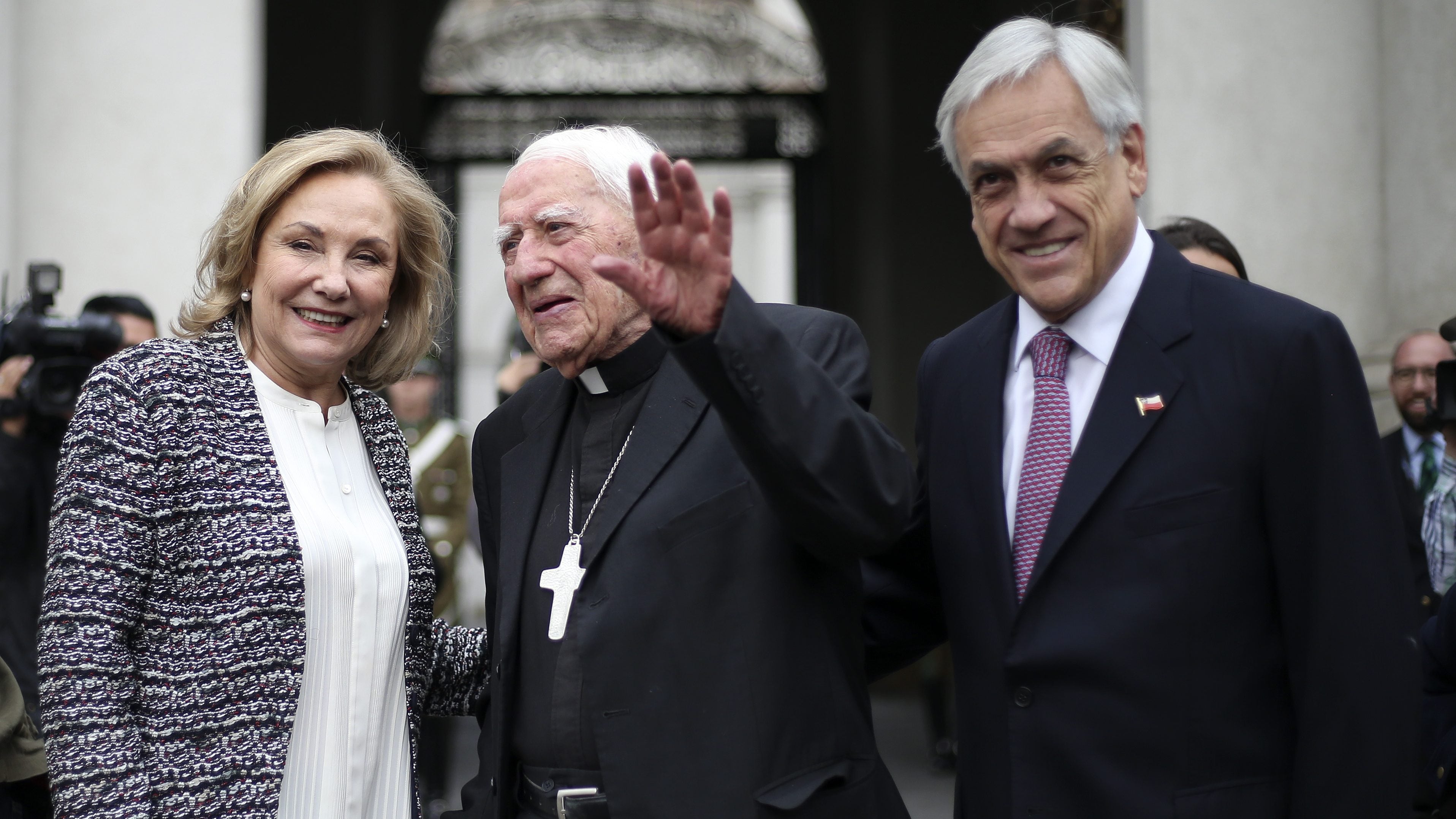 12 septiembre 2018/SANTIAGOEl Presidente de la Repblica, Sebastin Piera, junto a su esposa,Cecilia Morel, reciben al Monseor Bernardino Piera.
FOTO:CRISTOBAL ESCOBAR/AGENCIAUNO