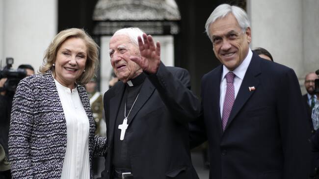 12 septiembre 2018/SANTIAGOEl Presidente de la Repblica, Sebastin Piera, junto a su esposa,Cecilia Morel, reciben al Monseor Bernardino Piera.
FOTO:CRISTOBAL ESCOBAR/AGENCIAUNO