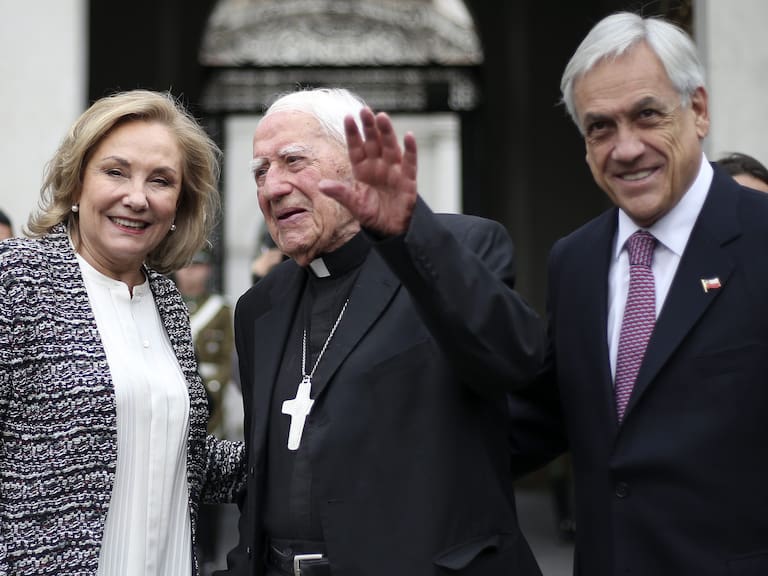 12 septiembre 2018/SANTIAGOEl Presidente de la Repblica, Sebastin Piera, junto a su esposa,Cecilia Morel, reciben al Monseor Bernardino Piera.
FOTO:CRISTOBAL ESCOBAR/AGENCIAUNO