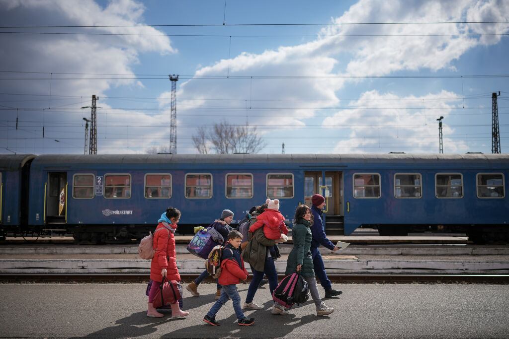 Habitantes de Ucrania llegan a la estación terminal para dejar el país