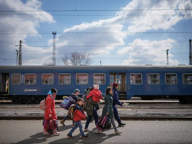 Habitantes de Ucrania llegan a la estación terminal para dejar el país
