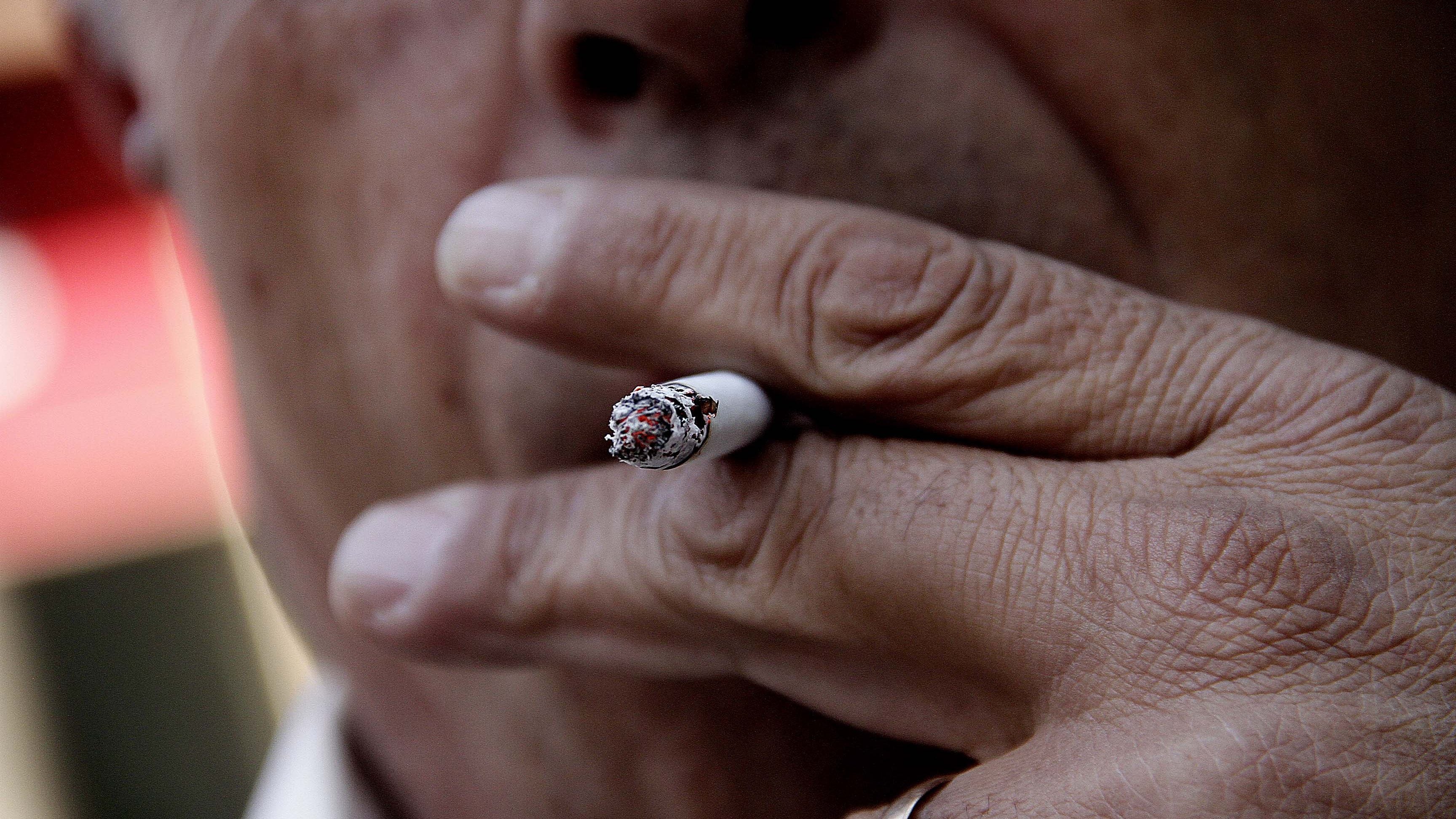 Persona fumando cigarro