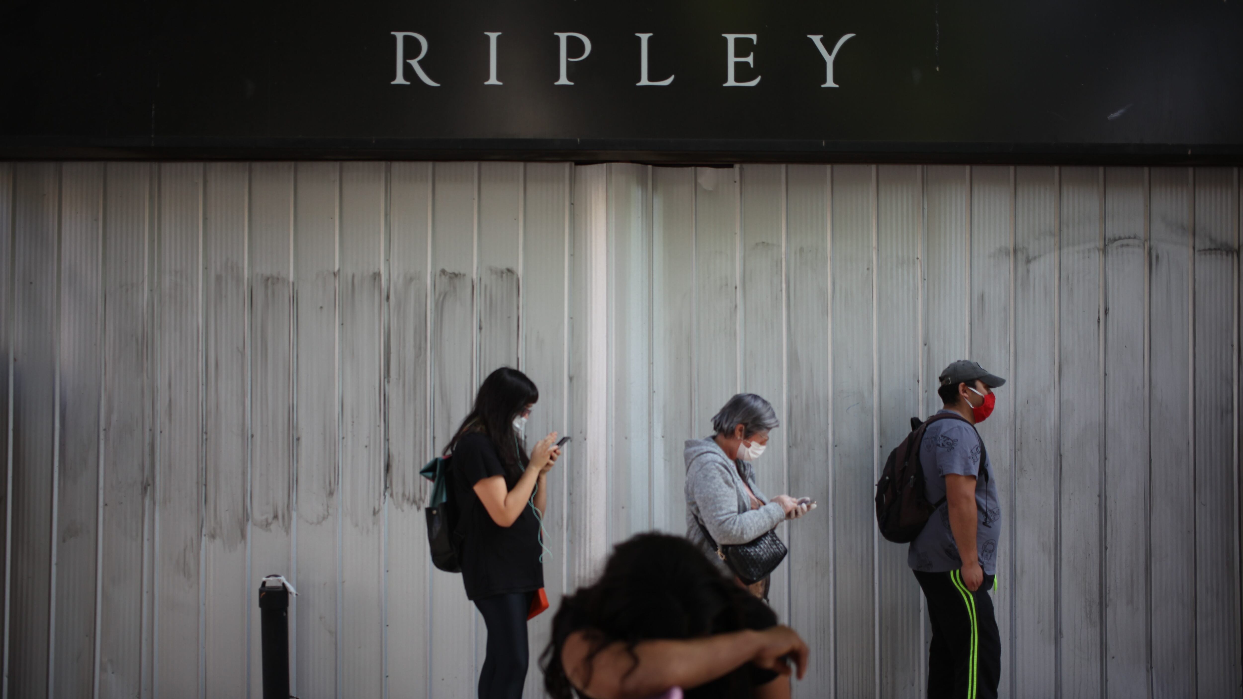 04 DE MAYO 2020 / SANTIAGO
Personas hacen fila a las afueras de la tienda comercial Ripley, en donde la SEREMI de Salud de la Región Metropolitana, dirigió operativo de fiscalización de cumplimiento de cuarentena del comercio, en tienda ubicada en calle Rosas con calle 21 de Mayo, Santiago.
FOTO: AILEN DIAZ/AGENCIAUNO