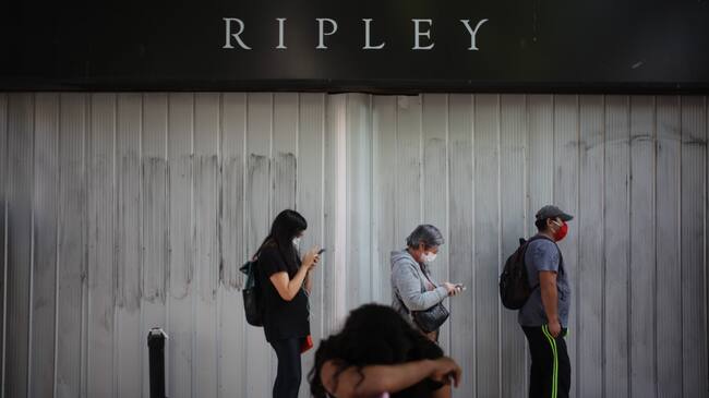 04 DE MAYO 2020 / SANTIAGO
Personas hacen fila a las afueras de la tienda comercial Ripley, en donde la SEREMI de Salud de la Región Metropolitana, dirigió operativo de fiscalización de cumplimiento de cuarentena del comercio, en tienda ubicada en calle Rosas con calle 21 de Mayo, Santiago.
FOTO: AILEN DIAZ/AGENCIAUNO