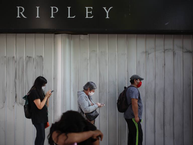 04 DE MAYO 2020 / SANTIAGO
Personas hacen fila a las afueras de la tienda comercial Ripley, en donde la SEREMI de Salud de la Región Metropolitana, dirigió operativo de fiscalización de cumplimiento de cuarentena del comercio, en tienda ubicada en calle Rosas con calle 21 de Mayo, Santiago.
FOTO: AILEN DIAZ/AGENCIAUNO