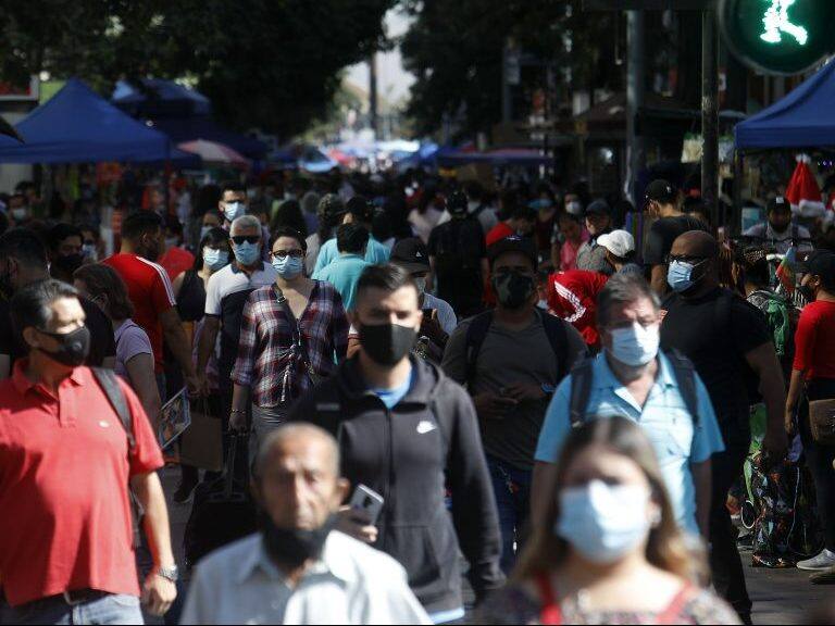 22 de Diciembre de 2020/SANTIAGO Gran cantidades de personas continuan realizando las ultimas compras navideas en el paseo Ahumada.
FOTO:CRISTOBAL ESCOBAR/AGENCIAUNO