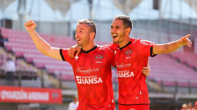 12 de Abril del 2021/CHILLANLuis Valenzuela (i) y Federico Mateos (d) celebran el gol durante el partido valido por la tercera fecha del Campeonato Nacional AFP PlanVital 2021, entre Ñublense vs Cobresal, disputado en el Estadio Nelson Oyarzun Arenas.
FOTO:FELIPE VENEGAS/AGENCIA UNO