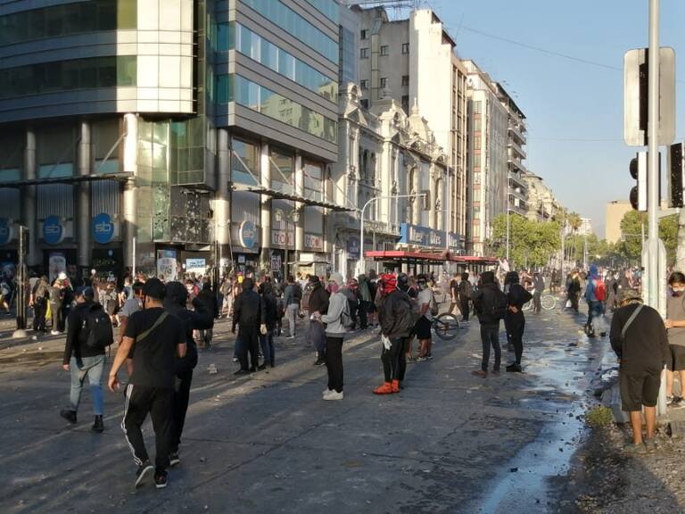 Incidentes en el centro de Santiago interrumpen el tránsito de la Alameda