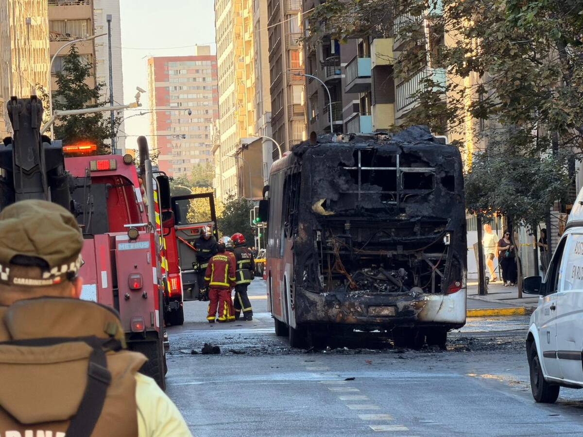 Bus de Red se incendia en pleno centro de Santiago y genera desvíos de tránsito