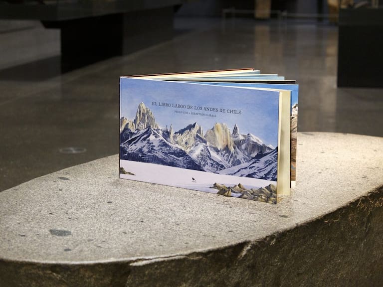 Lanzan libro de 12 metros de largo que replica la Cordillera de Los Andes