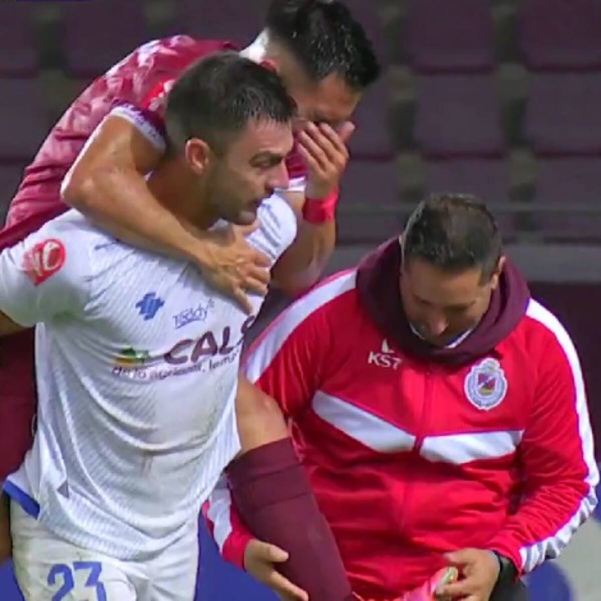 ¿Y la camilla? El gesto de jugador de Santa Cruz con futbolista lesionado de La Serena en la Primera B