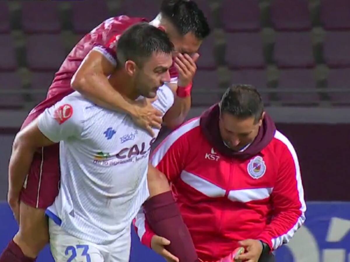 ¿Y la camilla? El gesto de jugador de Santa Cruz con futbolista lesionado de La Serena en la Primera B