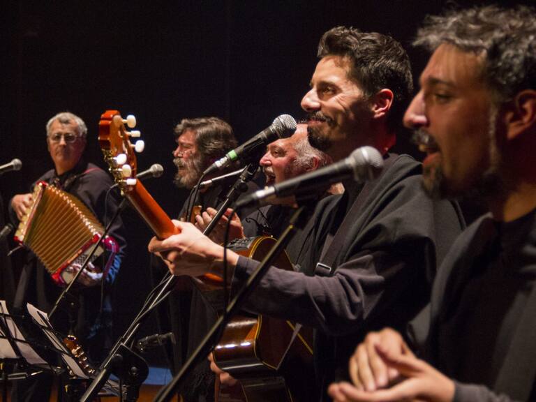 Quilapayún despide a Carlos Quezada, una de sus voces emblemáticas, en su concierto Chile-Francia