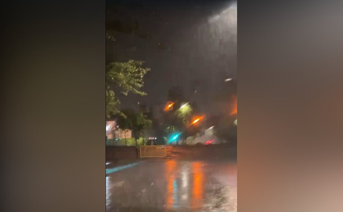 La fuerza del agua supera a las maquinarias: Crecida de quebrada Honda causa máxima alerta nocturna en Las Condes