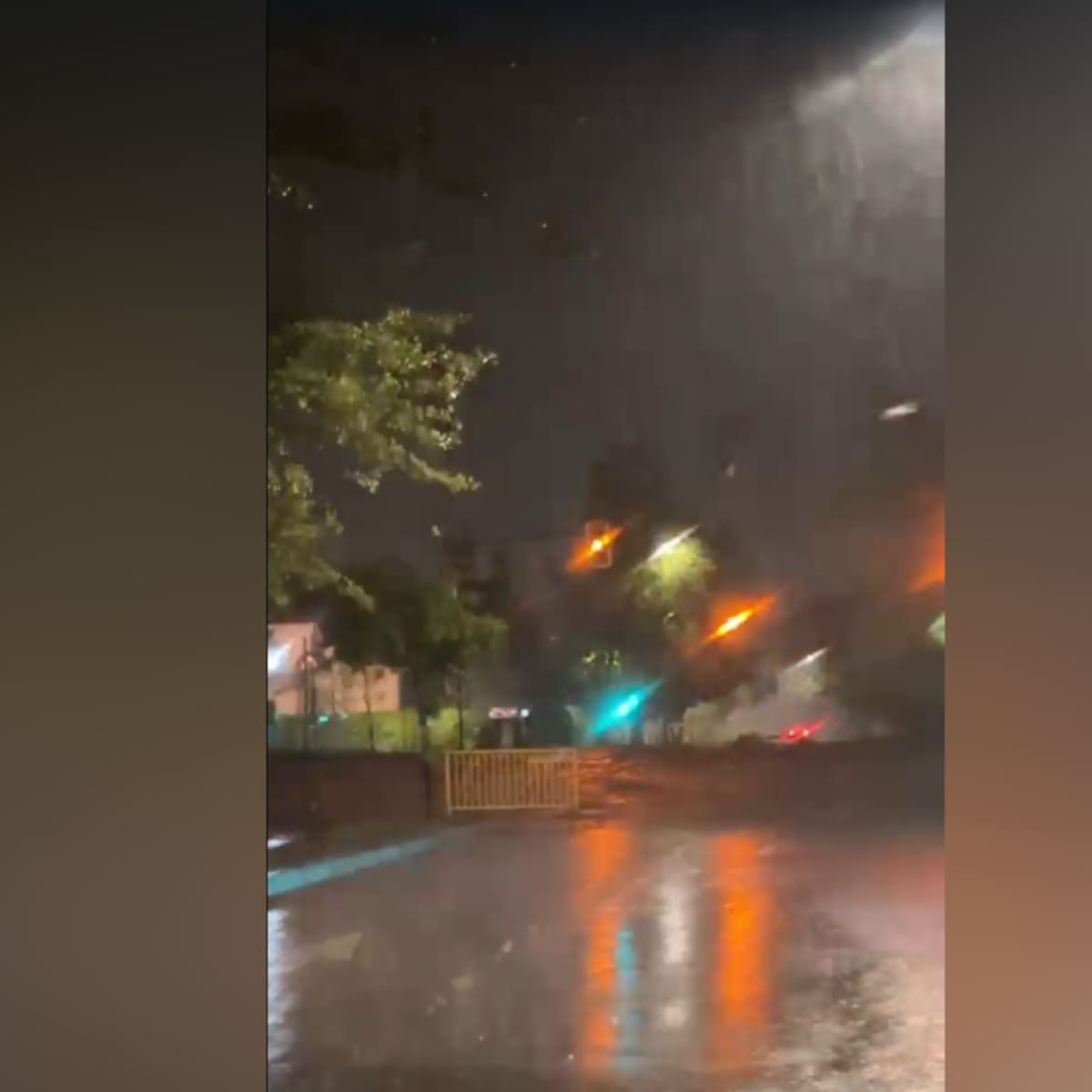 La fuerza del agua supera a las maquinarias: Crecida de quebrada Honda causa máxima alerta nocturna en Las Condes