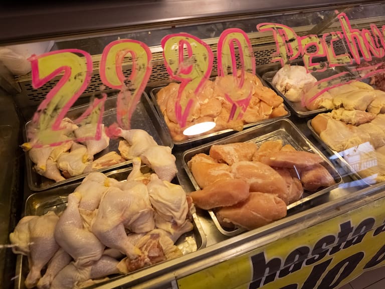 08 DE ABRIL 2022 / PUERTO MONTTAlza en los precios de la carne de pollo durante el primer trimestre del año 2022. 
FOTO: FELIPE CONSTANZO / AGENCIAUNO